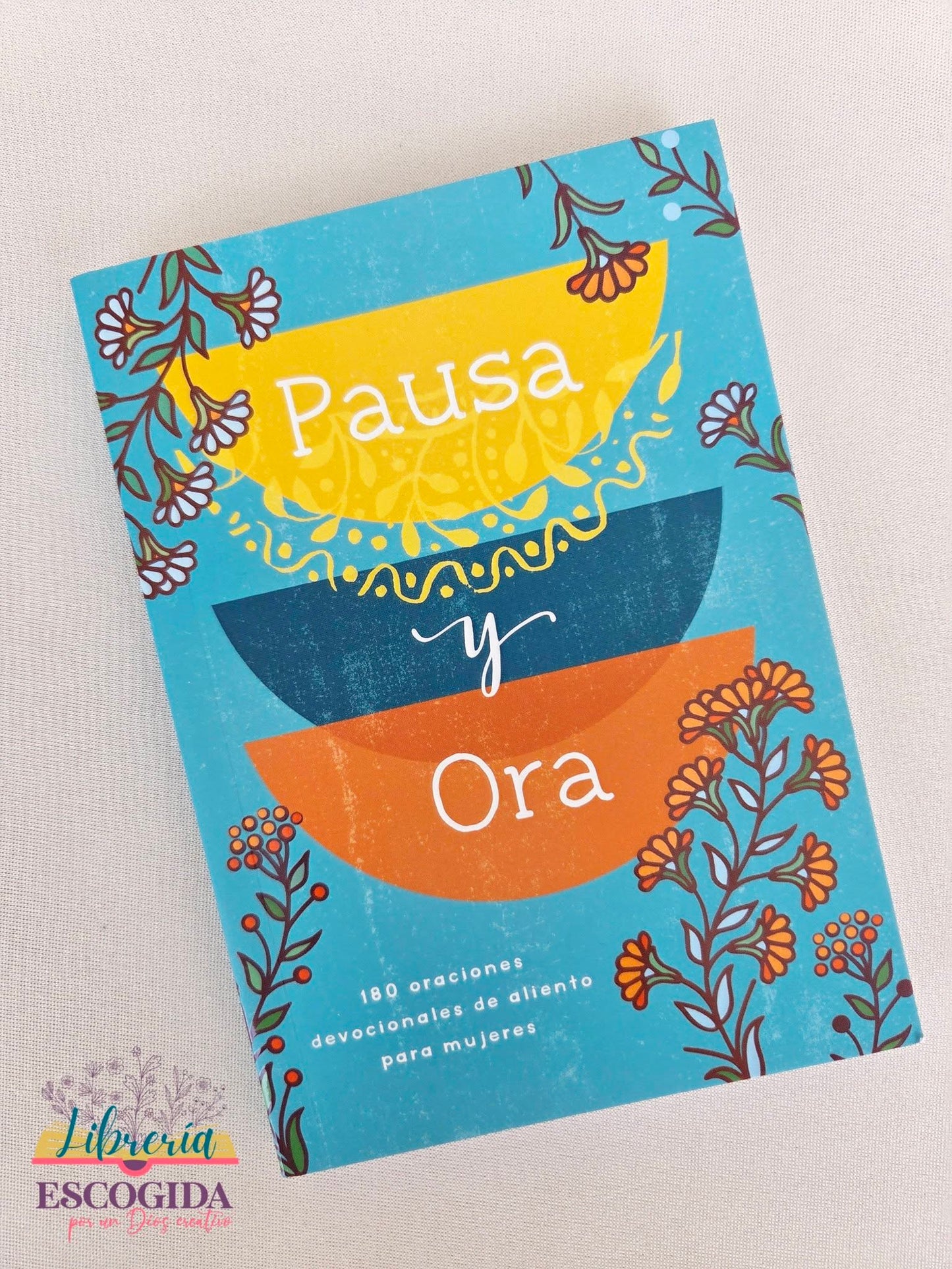 Pausa y Ora: 180 Oraciones Devocionales de Aliento para Mujeres | Barbour Staff